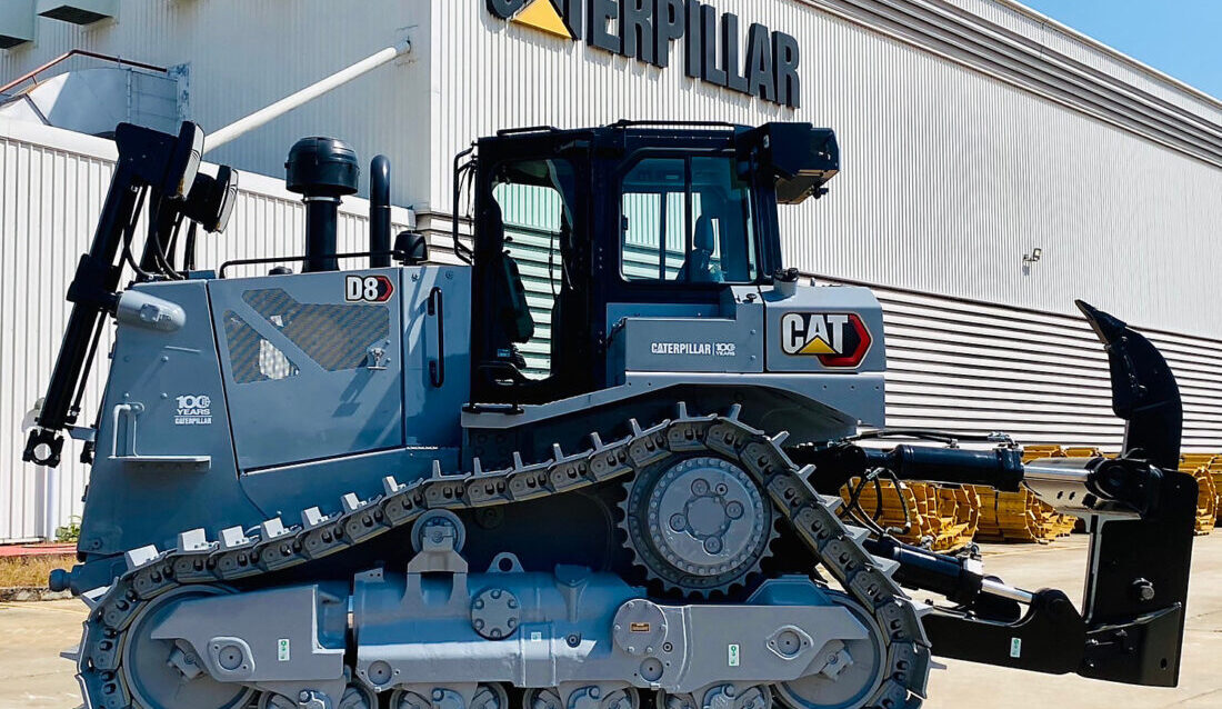 Caterpillar er 100 år i år og det markeres blant annet ved at utvalgte modeller lakkeres i fargen "Centennial Grey", til ære for den opprinnelige fargen. (Foto: Caterpillar)