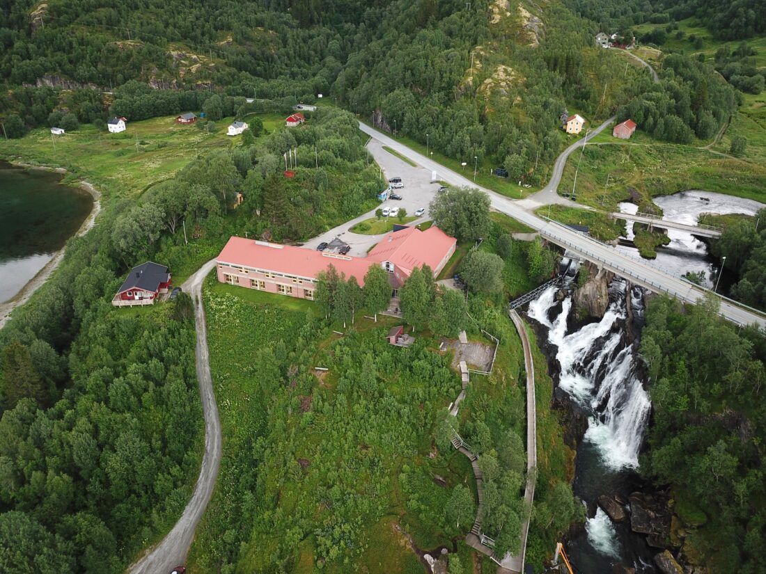 Idylliske Kobbelv vertshus ligger høyt over fjorden tett inntil dagens E6 og nesten midt mellom Fauske og Bognes. (Foto: Statens vegvesen)