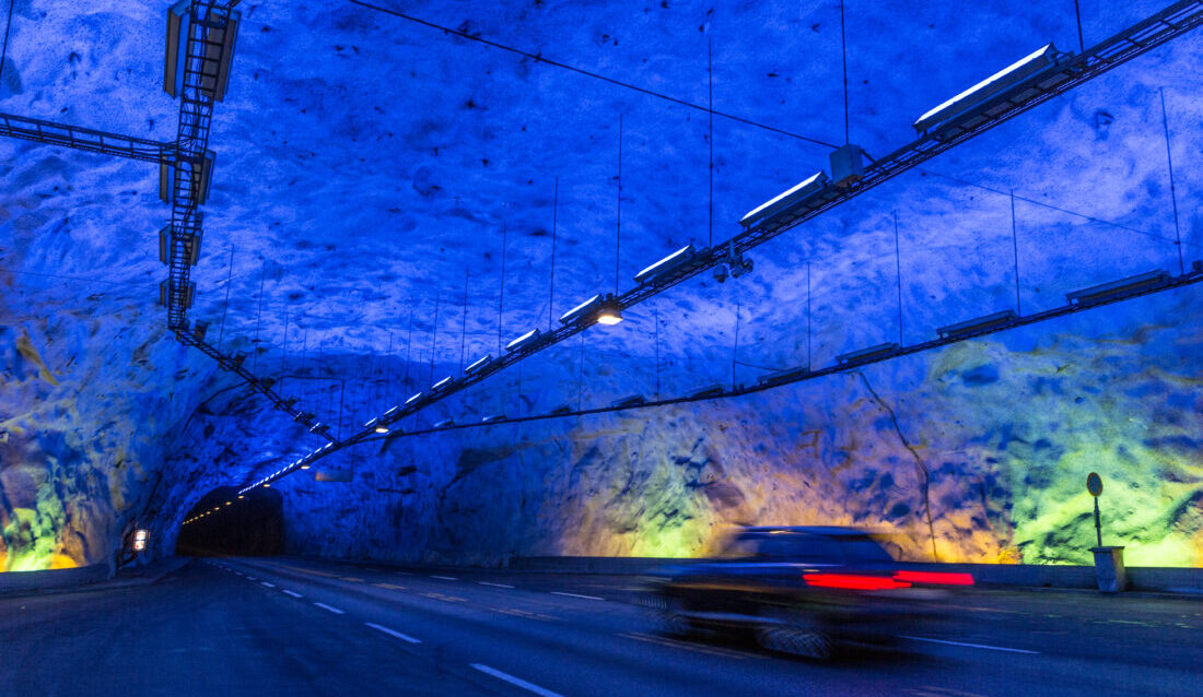 Arbeidet med å oppgradere verdens lengste tunnel, Lærdalstunnelen, skal lyses ut i 2025. Det er en av tre kontrakter på mer enn en milliard kroner som Veivesenet sender ut i markedet i 2025. (Foto: Silje Drevdal/Statens vegvesen)