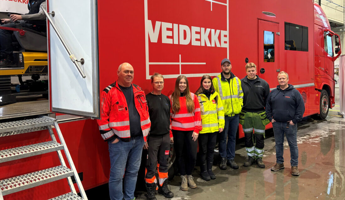 Teamet fra Veidekke som nylig la ut på turné for å møte elever på ungdomsskoler og videregående skoler. (Foto: Veidekke)