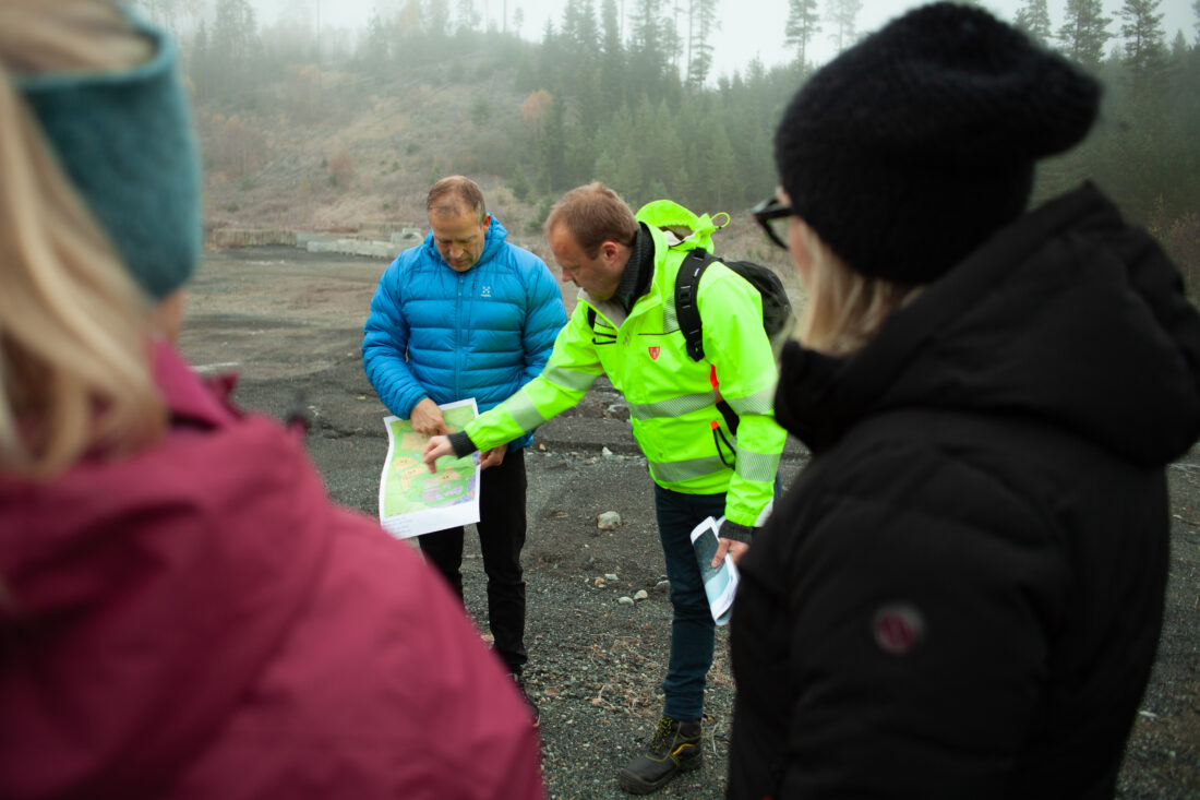 Fra formannskapets befaring i oktober 2024. På bildet ses ordfører Morten Lafton og virksomhetsleder arealplan, byggesak, kart/oppmåling og miljø Johnny Heen. (Foto: Jevnaker kommune)