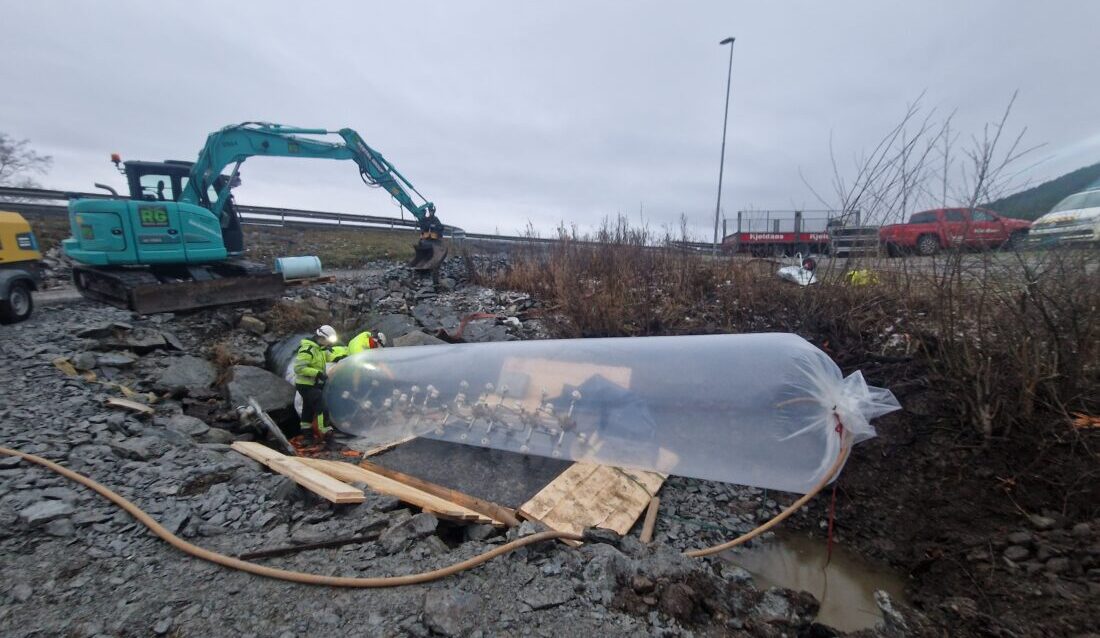 Glassfiberforingen settes under trykk og UV-lamper herder “pølsa” som er satt inn med et pigmentstoff som herder i ultrafiolett lys. (Foto: Statens vegvesen)