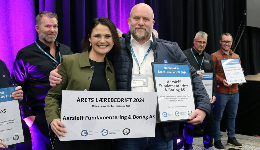 En strålende fornøyd daglig leder Lars Oddvar Aulesjord i vinnerbedriften Aarsleff Fundamentering & Boring, sammen med en like blid kunnskapsminister Kari Nessa Nordtun, (Foto: Runar F. Daler)