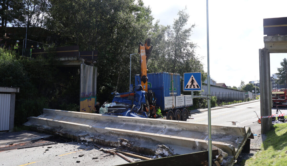 Førerhuset på kranbilen ble knust da Skjenlia bro i Olsvik utenfor Bergen ble revet ned av kranarmen i juli 2023. (Foto: Statens vegvesen)