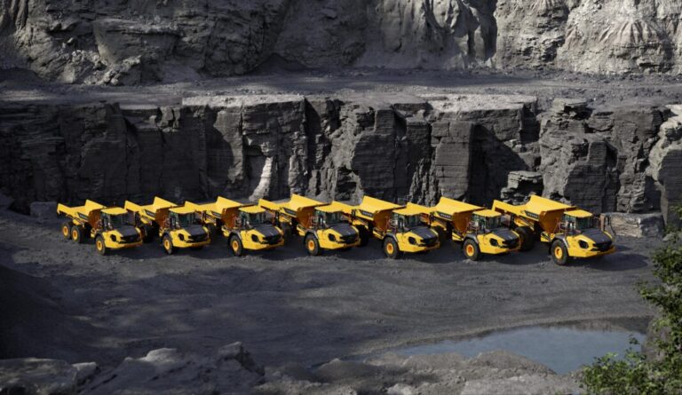 Tirsdag 28. januar lanserte Volvo CE en oppgradert dumperserie fra A25 til A60, pluss den helt nye dumperen A50, ved selskapets dumperfabrikk i Braås utenfor Växjö i Sør-Sverige. (Foto: Volvo CE)