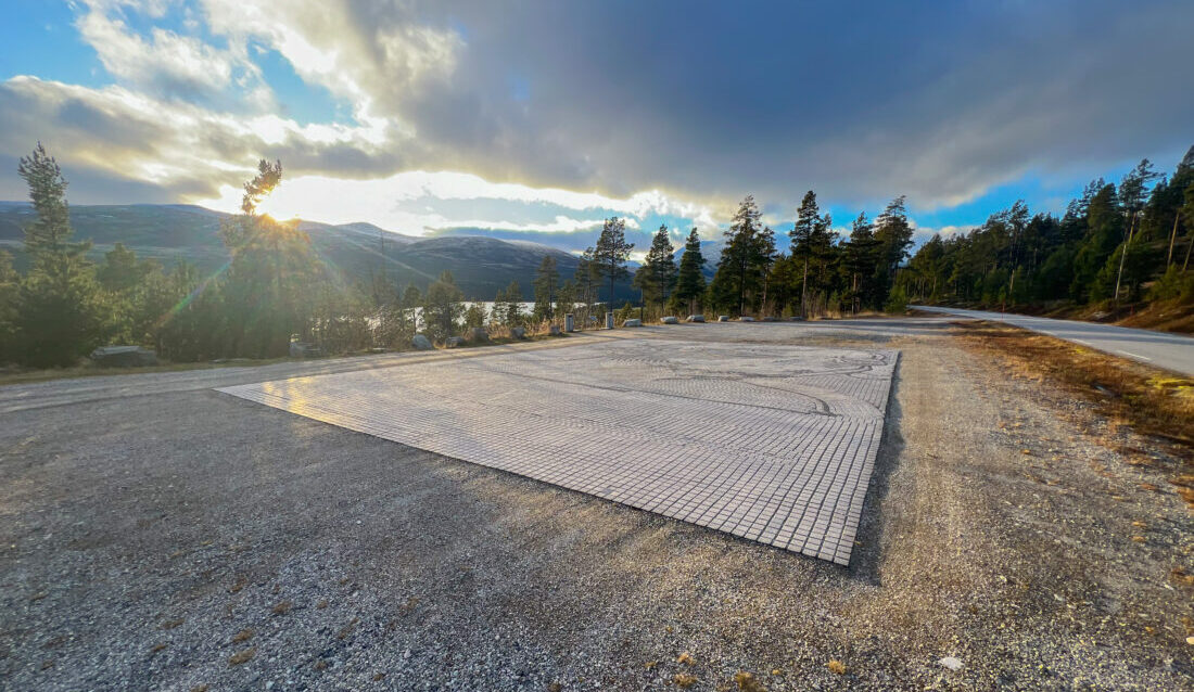 På denne rasteplassen langs fv. 27 gjennom Rondane nasjonalpark er det brukt langreist importert kinesisk stein. (Foto: Njål Hagen)