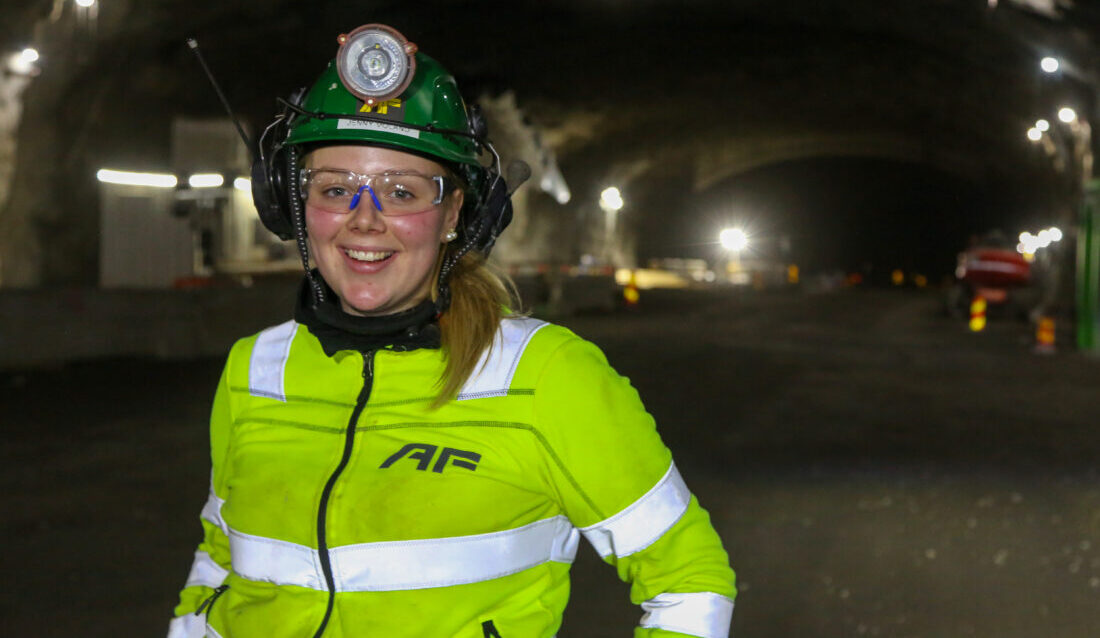 Jenny Moland stortrives på jobb i tunneldypet et par mil vest for Stockholm. – Jeg føler nesten at jeg jobber med en haug bestefedre, fedre, onkler og fettere, (Foto: Runar F. Daler)