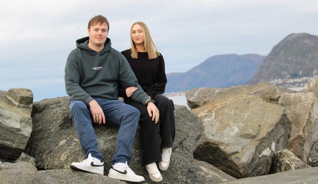 Gründerne Emilie og Jonathan Søyland Steinsvik i Steinsøy Gruppen har utviklet Anbudsportalen.no, som skal gjøre anbudsprosessene enklere. (Foto: Steinsøy Gruppen)