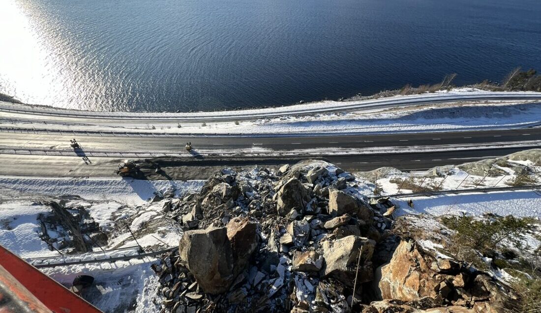 Mer stein må ryddes før E6 ved Morskogen kan åpnes. Bildet er tatt før sprengningen mandag. (Foto: Statens vegvesen)