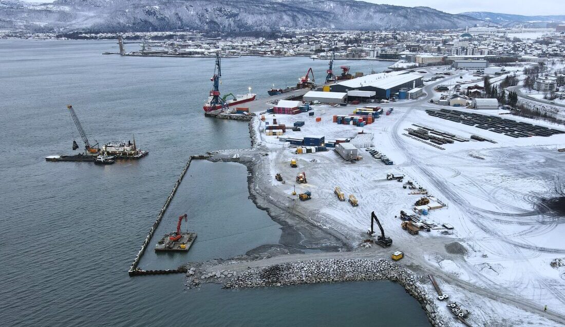 Mudringsarbeidet ved Langneset er fullført som en del av prosjektet for ny dypvannskai i Mo i Rana, som skal øke havnekapasiteten og bedre tilgjengeligheten. (Foto: Vest Betong AS)