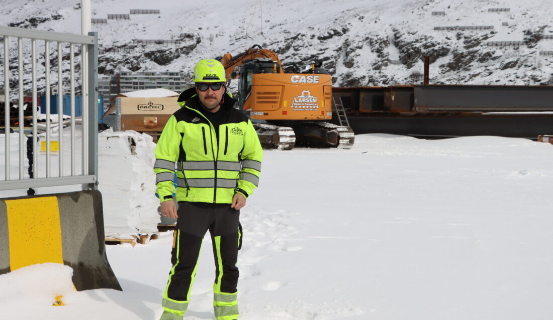 Svend Ingvar Hoel Larsen, daglig leder i Larsen Maskin & Transport AS, frykter for egen og andre entreprenørers drift om prosjektet med elektrifisering av Melkøya stanses. (Foto: Njål Hagen)