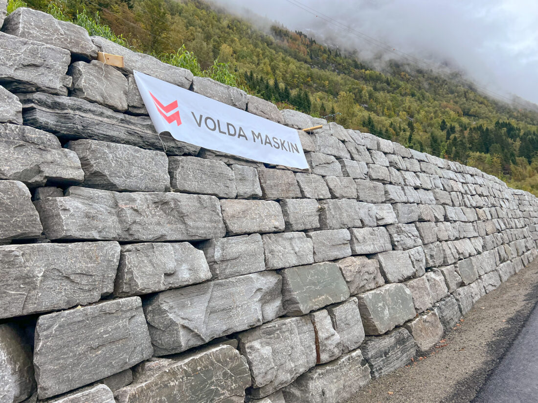 Volda Maskin har bygget en flott natursteinsmur langs fv. 60 mellom Loen og Stryn. (Foto: Njål Hagen)