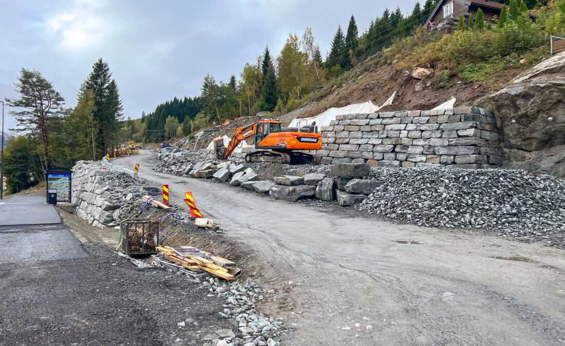 Volda Maskin utfører grunnarbeidene i forbindelse med opparbeidelsen av boligfeltet på Solvik. Her kommer det 40 boenheter. Stryn kommune er oppdragsgiver og arbeidene skal stå ferdig til sommeren 2025. (Foto: Njål Hagen)