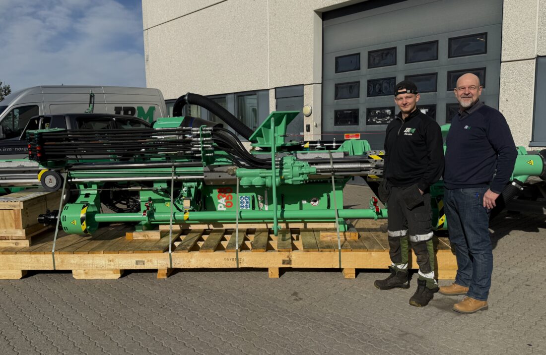 Harald Olsen (t.h.), produktsjef for Montabert CPA hos IRM Norge, og servicetekniker Kristoffer Sefring, gleder seg over å kunne presentere den nye boreapplikasjonen til det norske markedet. (Foto: Njål Hagen)