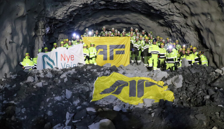 Endelig, etter 14 måneder, er det lys i begge ender av den 2,8 km lange Fåbergtunnelen. (Foto: AF Gruppen)