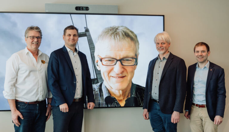 Digital signering av kontrakt for E134 Røldal-Seljestad. Fra venstre: daglig leder for Bertelsen & Garpestad AS, Øyvind Langemyr, og daglig leder i Metrostav Norge, Ales Gothard, signerte med avdelingsdirektør i Statens vegvesen Utbyggingsområde vest, Kjartan Hove (på skjerm). Til høyre i bildet prosjektleder Frode Lykkebø fra Statens vegvesen og statssekretær i Samferdselsdepartementet, Tom Kalsås (Ap). (Foto: Statens vegvesen)