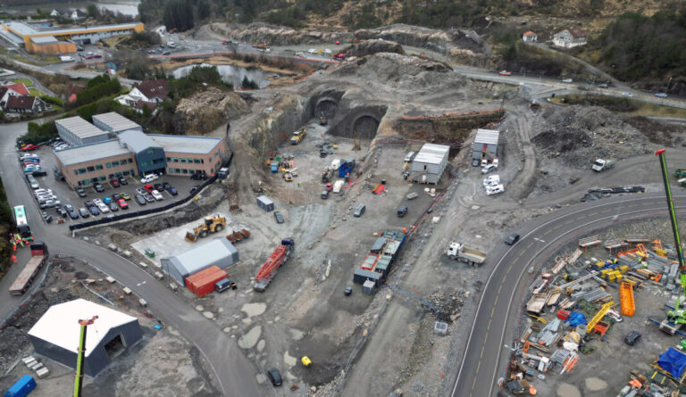 Dronefoto som viser Knarreviktunnelen ved forskjæringen på Valaskiftet (omtrent midt i bildet). I bakgrunnen ser vi dagens riksvei 555, og til venstre Sotra Links kontorer. (Foto: Statens vegvesen)