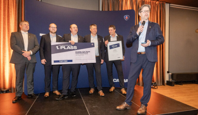 SEIER: Laget fra Scania Borgeskogen kunne slippe jubelen løs etter at tredje Top Team-seier på rad var sikret. Laget bestod av fra venstre: Jørn Stokland, Bjørn Martin Muggerud, Steinar Skjeggerød, Gunne Stokland og Trond Linnerud sammen med coach Kenneth Avdal. (Foto: Norsk Scania)