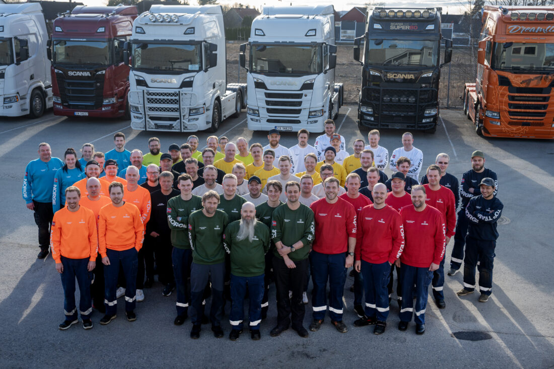TI BESTE: Slik ser de ti beste serviceteamene fra Norsk Scania ut. I helgen har de sloss om semifinaleplass i den europeiske Top Team-konkurransen. (Foto: Norsk Scania)