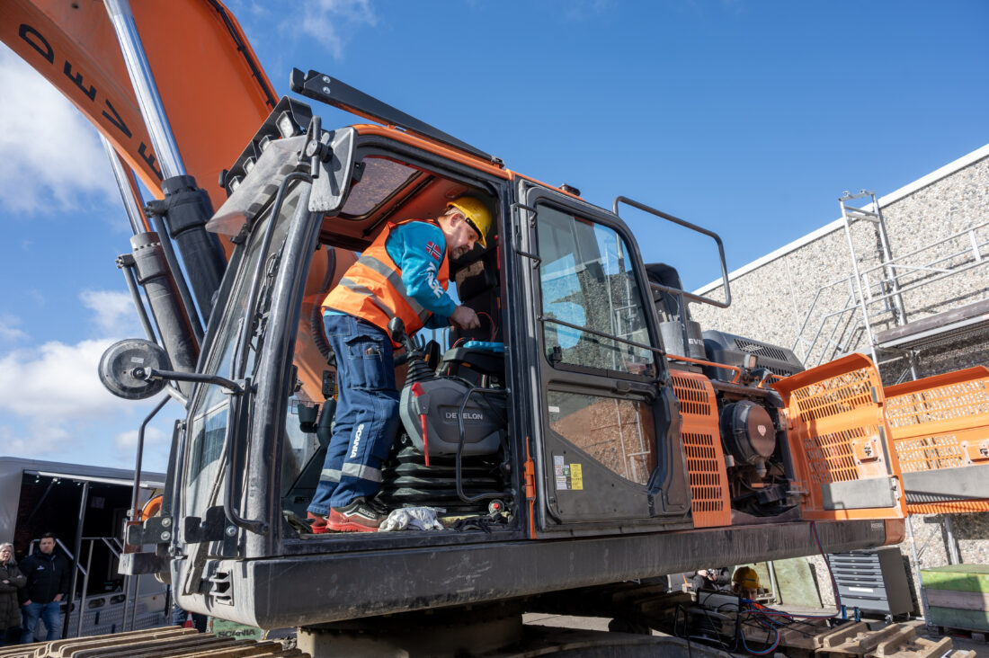 BELTEGRAVER: Her er Arild Sundet fra Verdal i gang med å feilsøke på en Develon 420. (Foto: Norsk Scania)