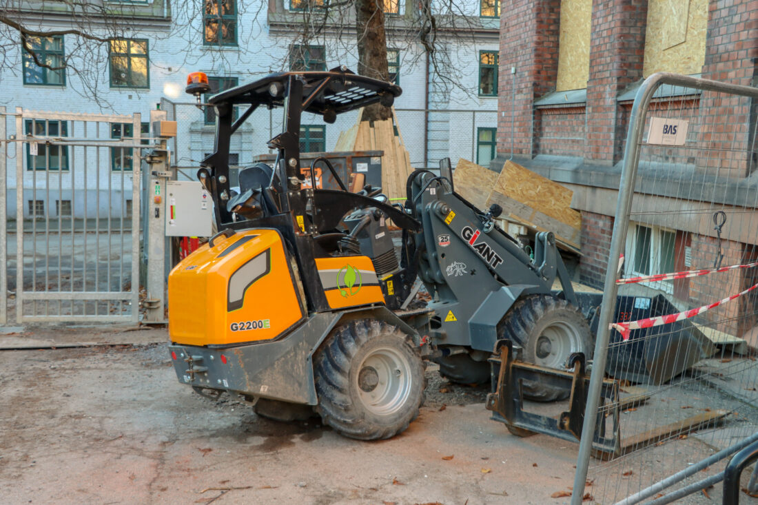 U.Reist har leid inn to mindre hjullastere på prosjektet - Giant G2200E (2,2 tonn) og Volvo L25 (5 tonn). (Foto: Njål Hagen)