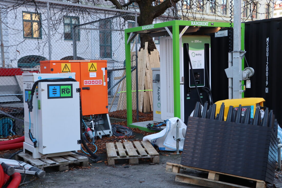 Det er begrenset med plass når man jobber på et stort prosjekt mellom Ring 2 og Ring 3 i Oslo, men det er gjort plass til to hurtigladere som brukes til å lade store og små el-maskiner. (Foto: Njål Hagen)