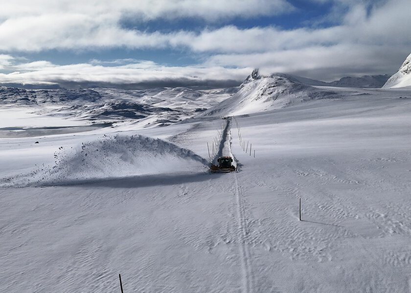 Selv om det er mindre snø enn vanlig på Valdresflye, var det mye snø som må freses vekk. (Foto: Håvard ødegård/Innlandet fylkeskommune)