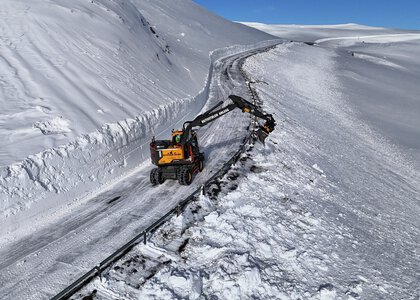 Om lag 200 meter rekkverk måtte repareres før veien kunne åpnes for trafikk. (Foto: Håvard Ødegård/Innlandet fylkeskommune)