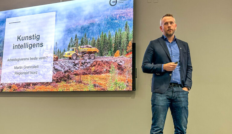 – KI-toget går nå, og det kommer til å gå veldig fort i årene som kommer, sa MEFs regionsjef i Nord, Martin Grønnslett, på Arbeidagiverdagen. Han viste til flere eksempler på hvordan KI allerede kan effektivisere arbeidsdagen. (Foto: Runar F. Daler)