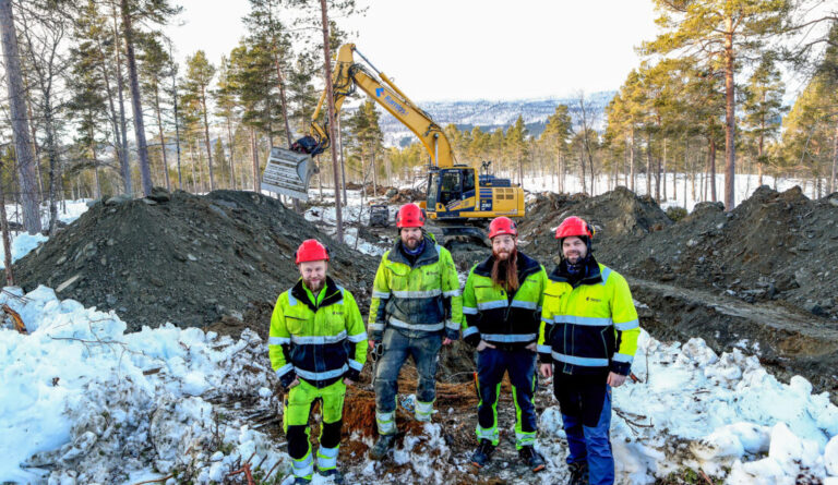 Her jobber Ramlos med å grave grøft til VA i Vesleåsen i fjellbygda Vingelen i Innlandet. – Supert vinterarbeid, synes (f.v.) maskinførerne Ivan Solheim-Kåsen, Sverre Moltu, Jon Erik Nygjelten og prosjektleder Mads Tamnes. (Foto: Harald Vingelsgaard)