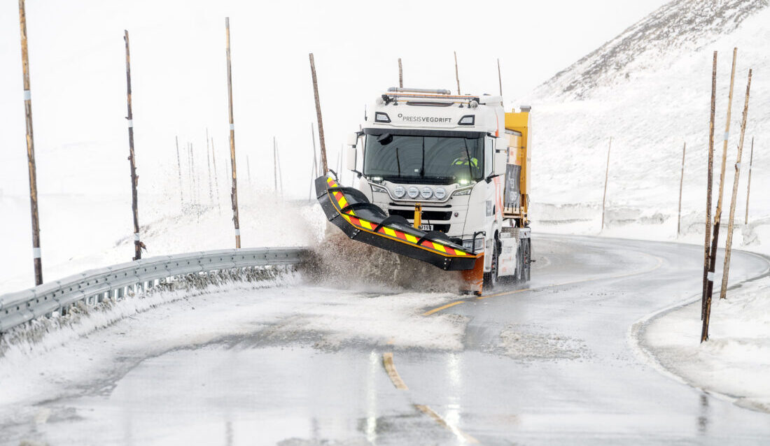 De siste ukene har en elektrisk brøytebil vært en del av den ordinære veidriften på rv. 7 over Hardangervidda, som er den lengste og mest krevende fjellovergangen i Sør-Norge. Ifølge Veivesenet har lastebilen prestert utmerket under alle typer vinterforhold. (Foto: Espen Braata, Scania)