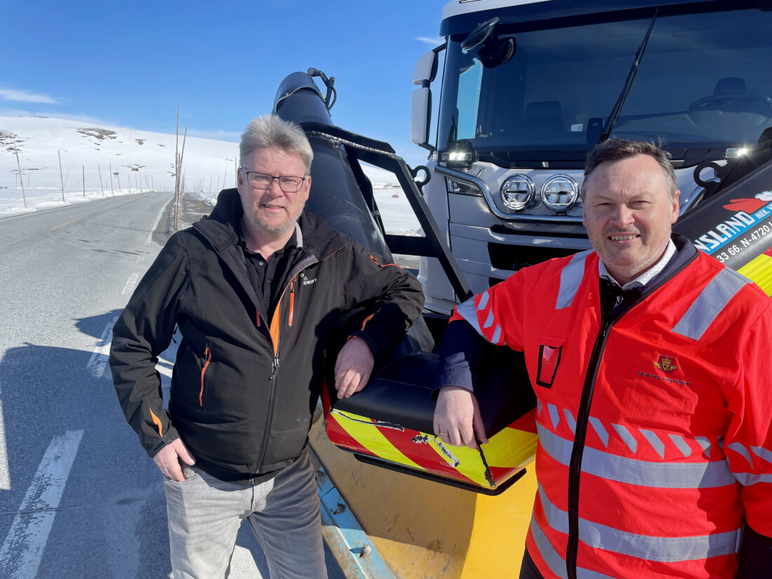 Maskinkoordinator Ove Sending i Presis Vegdrift og divisjonsdirektør Cato Løkken i Statens vegvesen mener el-brøytingen på Hardangervidda viser at det er klart for nye skritt mot det grønne skiftet innen tung veidrift. (Foto: Lars Olve Hesjedal, Statens vegvesen)