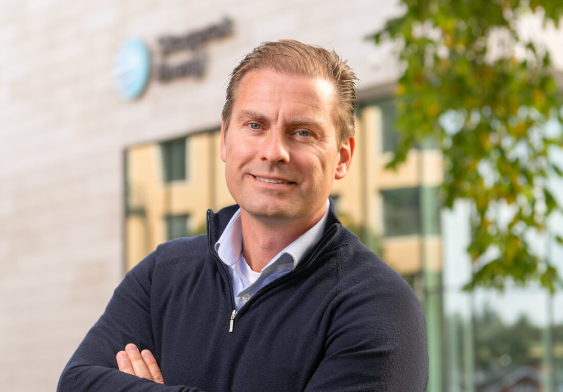 MEF-AVTALE: – Vi leverer strøm til næringslivet over hele landet, og har en spesielt god avtale for medlemmer av MEF, sier Eric Støle Karlsen, leder for salg og marked i Skagerak Energitjenester. (Foto: Tom Riis)