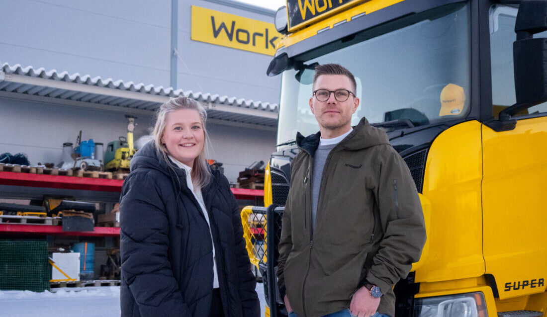 Andrine Sem Rørnes og Erlend Workinn foran den siste trekkvognen selskapet har investert i. En Scania R770 med med tandem som i hovedsak brukes til maskinflytting og tippsemikjøring. Det er viktig å ha en moderne maskinpark i følge disse to.