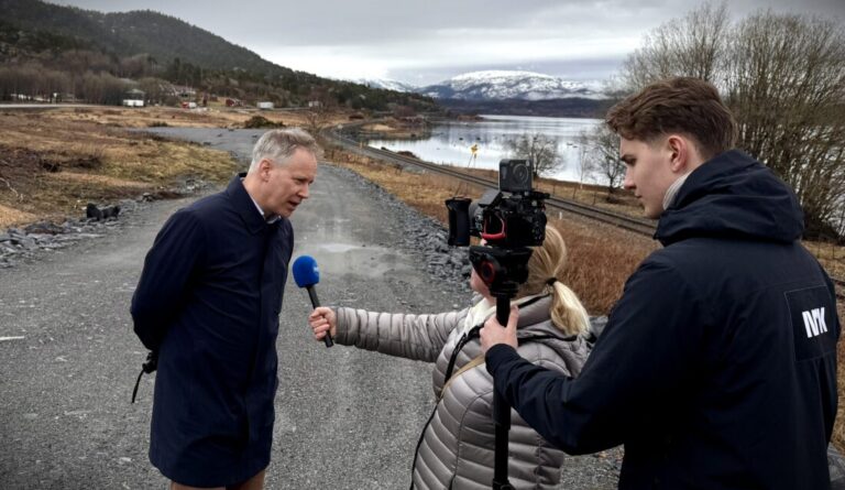 Samferdselsminister Jon-Ivar Nygård møtte pressen på en påbegynt steinfylling der ny rv. 80 mellom Bodø og Fauske skal gå. Her slapp han nyheten om at prosjektet Sandvika-Sagelva nå lyses ut. (Foto: Statens vegvesen)
