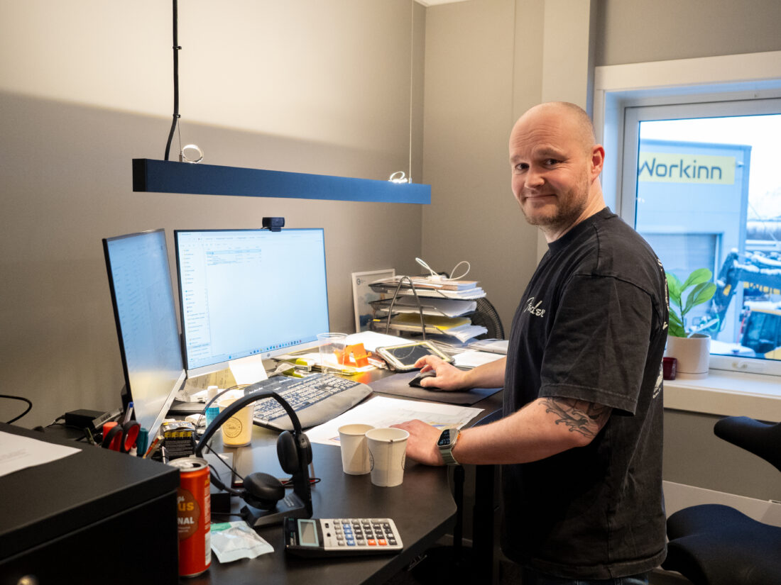 Prosjektleder Kristian Strøm følger med på prosjektet både via datamaskinen og med å være en del ute på prosjektene. Han er klar på at god dokumentasjon er viktig for videre vekst.