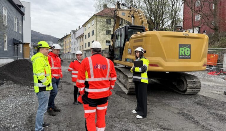 Nylig møtte representanter fra MEF Vest og Sartor Drange stortingsrepresentant Silje Hjemdal (FrP) i Bergen. Fv. Audun Ueland, faglig rådgiver MEF Vest, Arild Bøthun, adm.dir. Sartor Drange, Silje Hjemdal, stortingspolitiker FrP og Mona Løvås, regionsjef MEF Vest. Med ryggen til: Pål Martin Nagelsen, anleggsformann Sartor Drange. (Foto: Njål Hagen)