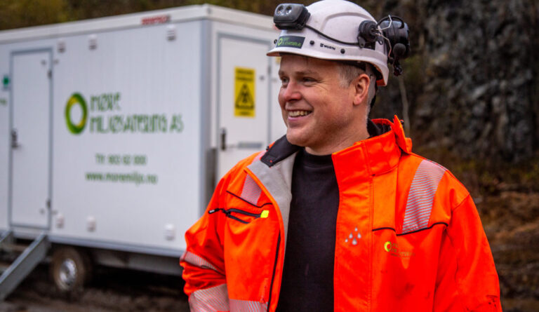 Espen Høidal er daglig leder og eier av Møre Miljøsanering AS. Nå blir bedriften større. (Foto: Runar F. Daler)