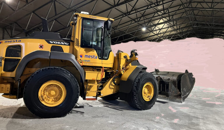 Fra i dag bruker Mesta Himalaya-salt på veiene. Saltets unike egenskaper skal optimalisere kjøreforholdene for norske bilister, men vær obs på at veien blir rosa. (Foto: Mesta)