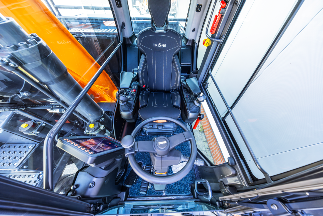 Den nye førerkabinen på Staad 17W er, ifølge produsenten, romslig, har luksuriøs innredning, avansert teknologi og god ergonomi med lave støy- og vibrasjonsnivåer. (Foto: Staad B.V.)