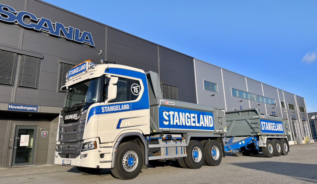STANGELAND: Det blir flere Scania lastebiler å se hos Stangeland fremover. Sammen med SR Group og Crane Norway Group har Stangeland Gruppen skrevet ny samarbeidstale med Norsk Scania. (Foto: Ole Johannes Jenssen/Norsk Scania)