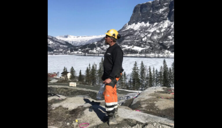 Her er vinnerbildet fra forrige utgaves fotokonkurranse, som gikk ut på å fange litt vårstemning. Bildet er fra Vang i Valdres, i forbindelse med sprengningsarbeider for E16. Mannen som nyter vårsola er Egil Rolstad. (Foto: Jon Monshaugen)