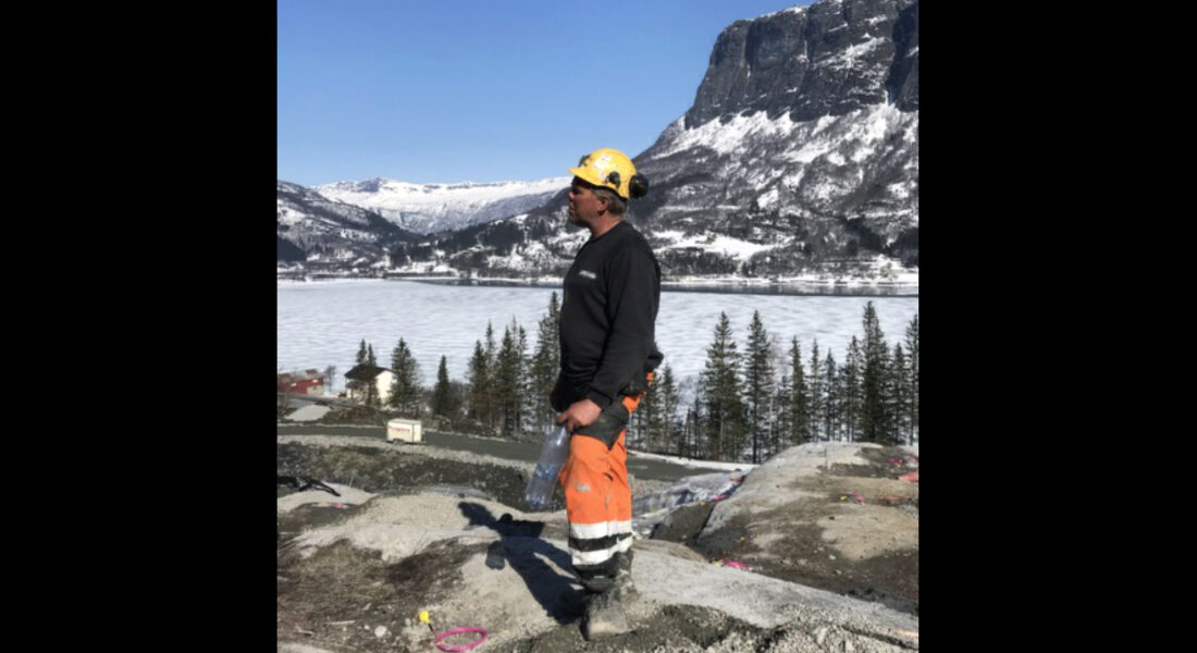 Her er vinnerbildet fra forrige utgaves fotokonkurranse, som gikk ut på å fange litt vårstemning. Bildet er fra Vang i Valdres, i forbindelse med sprengningsarbeider for E16. Mannen som nyter vårsola er Egil Rolstad. (Foto: Jon Monshaugen)
