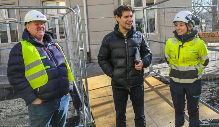Stemningen var god ute på prosjektet, men temaet ikke like lystig. Fra venstre: Nicolai Jakhelln (Jakhelln Entreprenør), Magnus Birkelund (byrådsrepresentant, FrP) og Sara Bakke (Enviro Entreprenør). (Foto: Runar F. Daler)