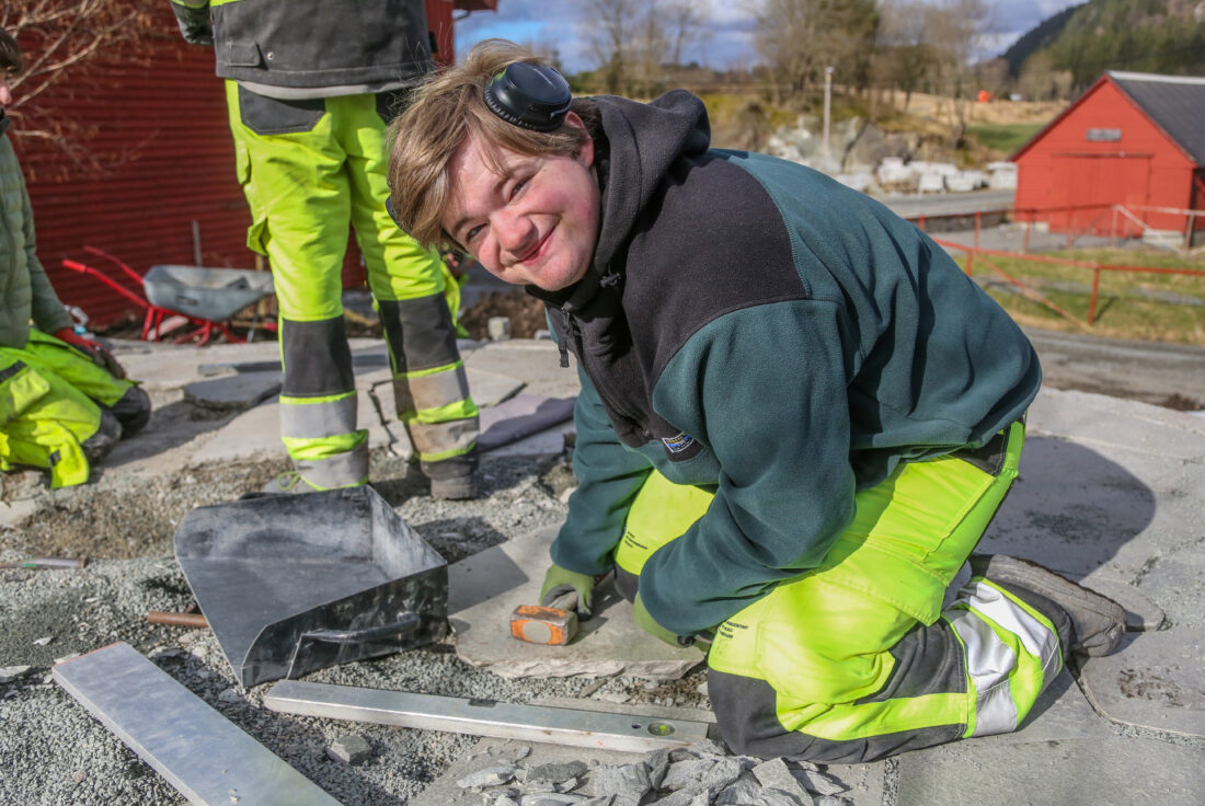 – Eivind er fantastisk som lærer. Vi lærer interessante nye ting av ham – kanskje også litt andre metoder enn vi lærer av de andre, sier Vg2-elev Sigurd Olav Myksvoll (18). (Foto: Runar F. Daler)