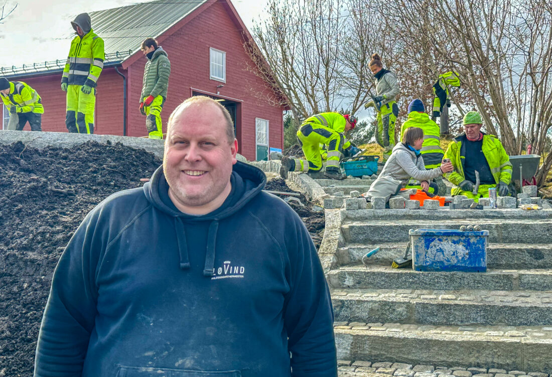 Eivind synes det har vært en god erfaring å være lærervikar. – Jeg tror det har vært sunt og positivt for alle parter, sier han. (Foto: Runar F. Daler)