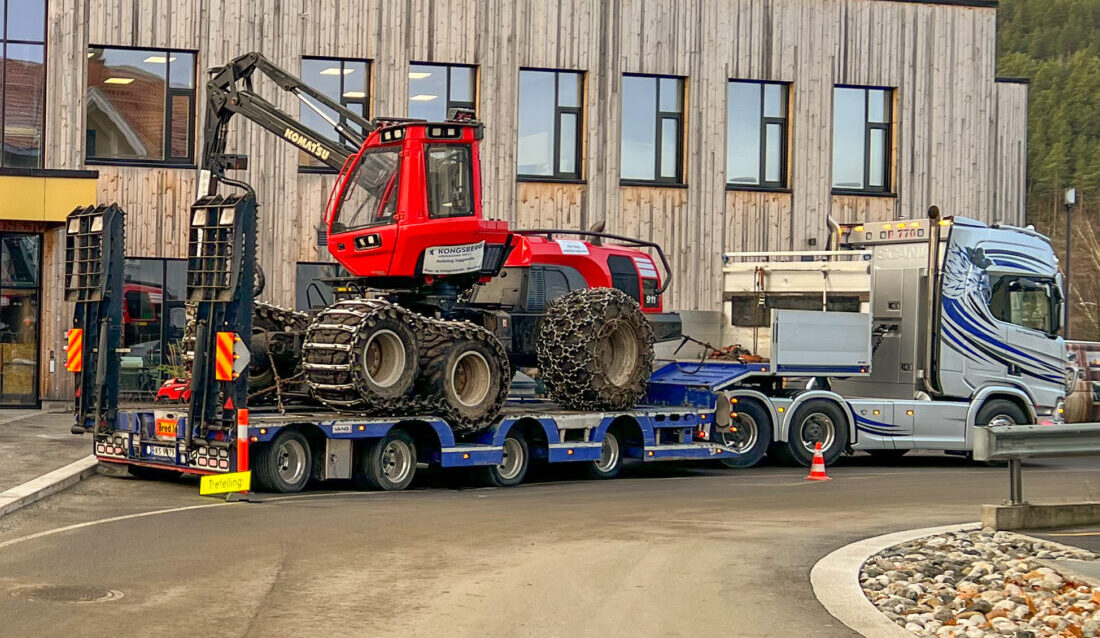 Etter særlig påtrykk fra MEF foreslår Statens vegvesen at det åpnes for samlast og returlast på spesialtransportvogntog. Går dette gjennom kan eksempelvis dieseltank transporteres på samme transport som skogsmaskinen. (Foto: Njål Hagen)