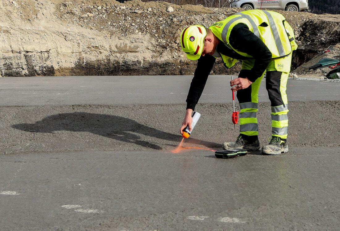 Stikningsingeniør Emil Stenseth måler posisjon og høyde til bunnplate til ny kulvert. (Foto: Harald Vingelsgaard)