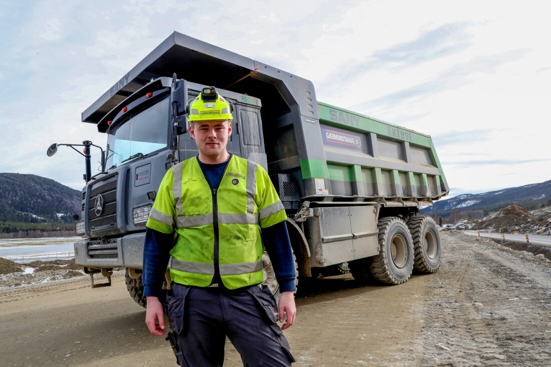 Maskinfører Lars Erik Nikolaisen Amundsen kjører den elektrisk tipptrucken. (Foto: Harald Vingelsgaard)
