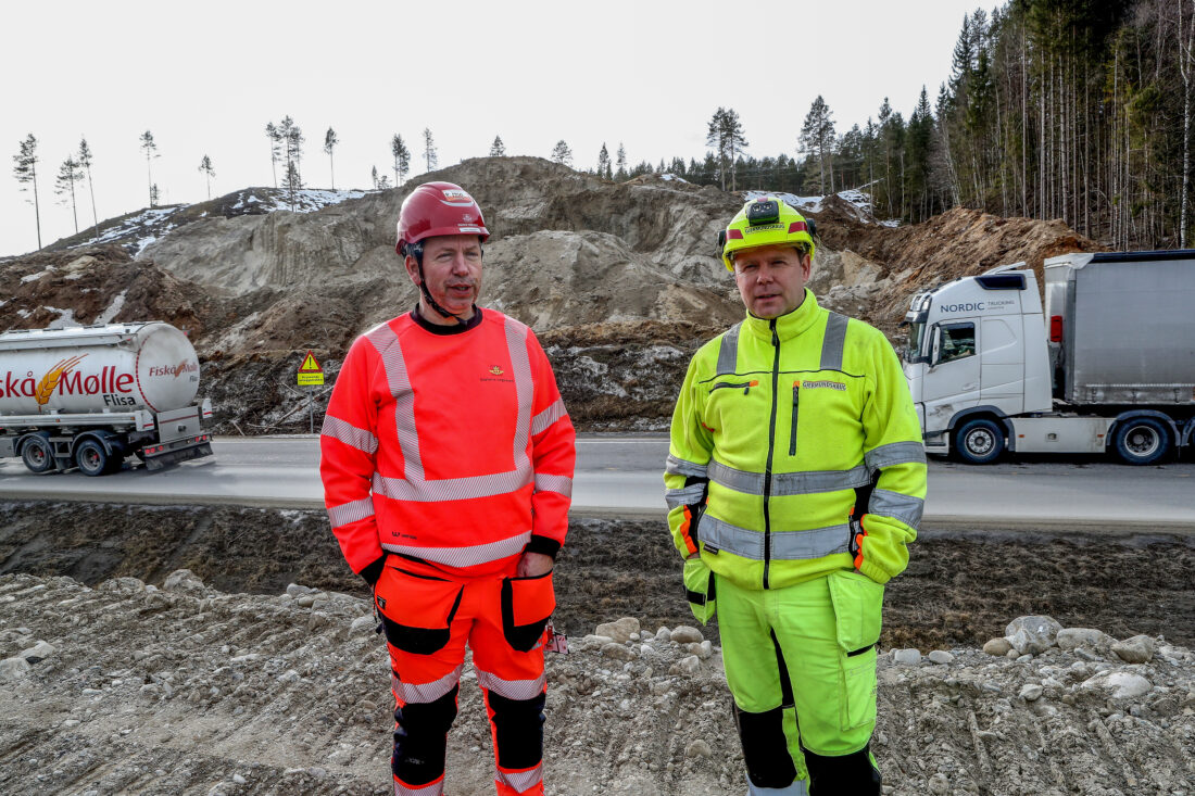 Både Stig Johansen (t.v.) i Statens vegvesen og anleggsleder Frank Mellemstuen i Anlegg Øst Entreprenør er svært godt fornøyd med prosjektet – ny Rv. 3 mellom Evenstad og Imsroa Syd. Den nye veien bygges her inntil dagens Rv. 3 ved Rogner gård. I bakgrunnen ser vi deler av Rogner massetak. (Foto: Harald Vingelsgaard)